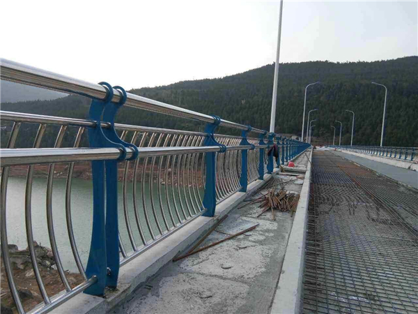 西青不锈钢桥梁护栏的特点及其在桥梁安全中的重要作用